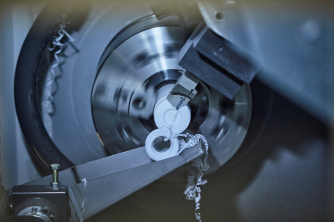 CNC-drejning er perfekt til præcis bearbejdning af cylinderformede plastemner.
